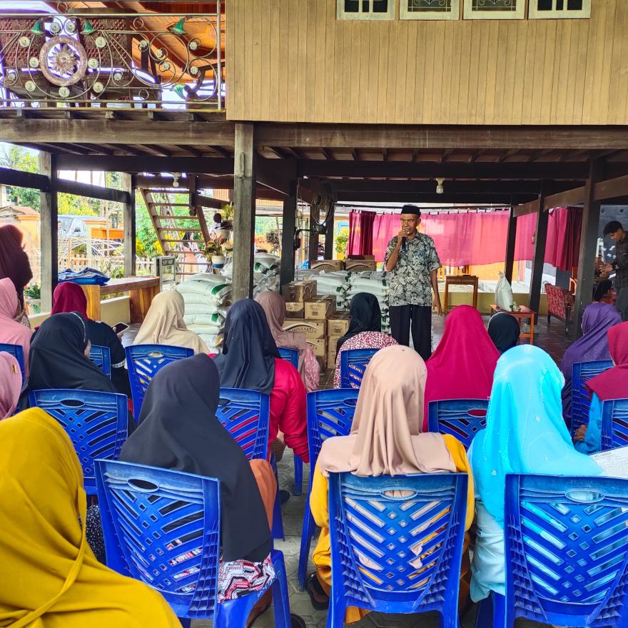Penyaluran Bantuan Pangan Beras dan Minyak Goreng di Desa Mario